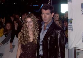 『007 ワールド・イズ・ノット・イナフ』でボンドガールを務めたデニス・リチャーズとピアース・ブロスナン