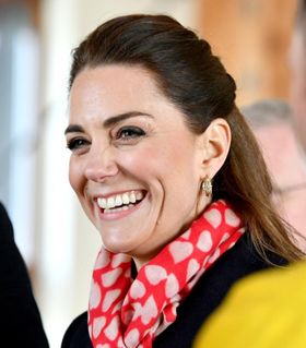 キャサリン妃、大学訪問時の装いがやや不評？