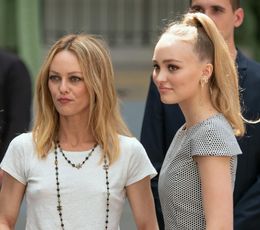 ヴァネッサ・パラディとリリー＝ローズ・デップ親子が久々に公の場へ