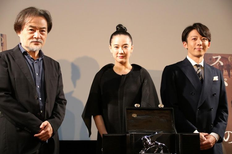 蒼井優と高橋一生、『スパイの妻』イベントでヴェネチア銀獅子賞のトロフィーに感銘！黒沢清監督の意外な素顔も