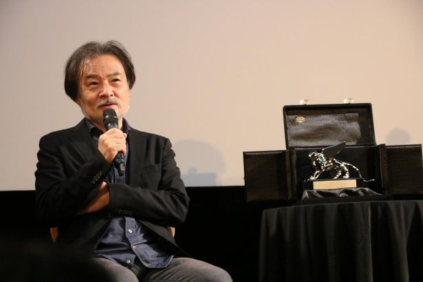 【写真を見る】銀獅子トロフィーを前に喜びを語る黒沢清監督