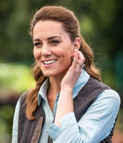 キャサリン妃、バッキンガム宮殿でのコロナ禍後初外交は鉄板のブルードレス！