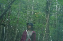 日差しを遮り広がる樹海で、鳴(山口まゆ)を待ち受けるものは？