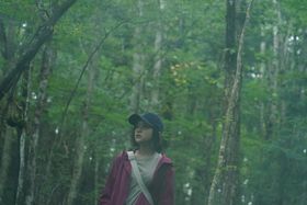 日差しを遮り広がる樹海で、鳴(山口まゆ)を待ち受けるものは？