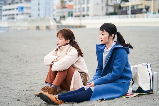 『星の子』にも出演している黒木華と、多部未華子(『日日是好日』より)