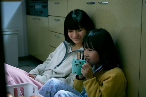 新興宗教団体「ひかりの星」に心酔する両親のもと育った姉妹たち