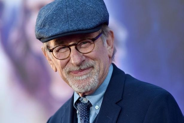スティーヴン・スピルバーグ監督が手掛けた2011年のアニメーション映画版は高い評価を獲得