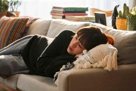 妊娠が発覚した途端、夫から無責任な言葉を投げかけられる切り絵作家の翠(水川あさみ)