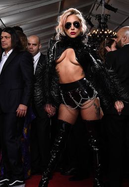 下乳が大胆に露出した衣装をまとったレディー・ガガ