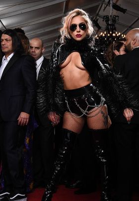 下乳が大胆に露出した衣装をまとったレディー・ガガ