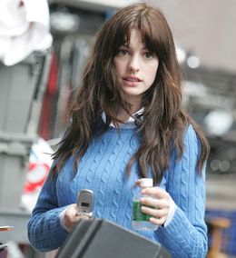 ダサセーター姿のアン・ハサウェイも魅力的！