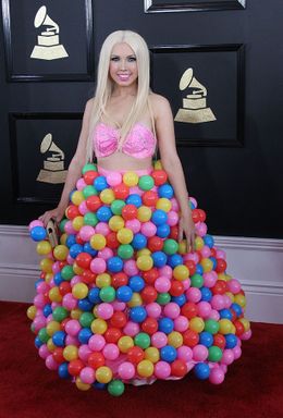 カラフルなボールドレスだが「論外」と酷評されたガール・クラッシュ