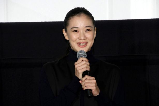 福原聡子役の蒼井優