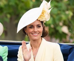 またもファッションで敬意を表す