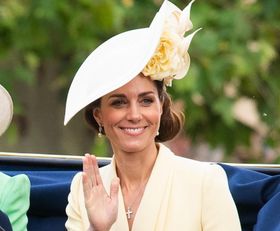 またもファッションで敬意を表す