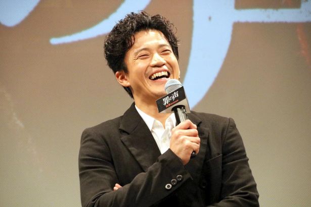 【写真を見る】小栗旬と星野源、屈託ない笑顔で会場を魅了！