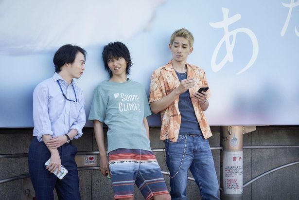 【写真を見る】主人公のアリス(山崎賢人)と親友のチョータ(森永悠希)、カルベ(町田啓太)