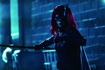 バットウーマン／ケイト・ケインは、陸軍士官学校を卒業する寸前にレズビアンであることがばれて退学に