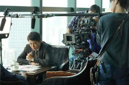 事件に真摯に向き合おうとする阿久津のメイキングカット