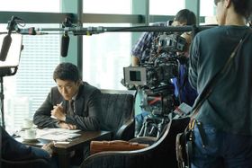 事件に真摯に向き合おうとする阿久津のメイキングカット