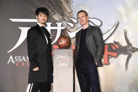 「アサシン クリード」のスペシャルスクリーニングに登壇した斎藤工、マイケル・ファスベンダー(左から)