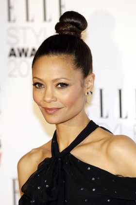 イギリス人の父とジンバブエ人の母を持つ女優タンディ・ニュートン