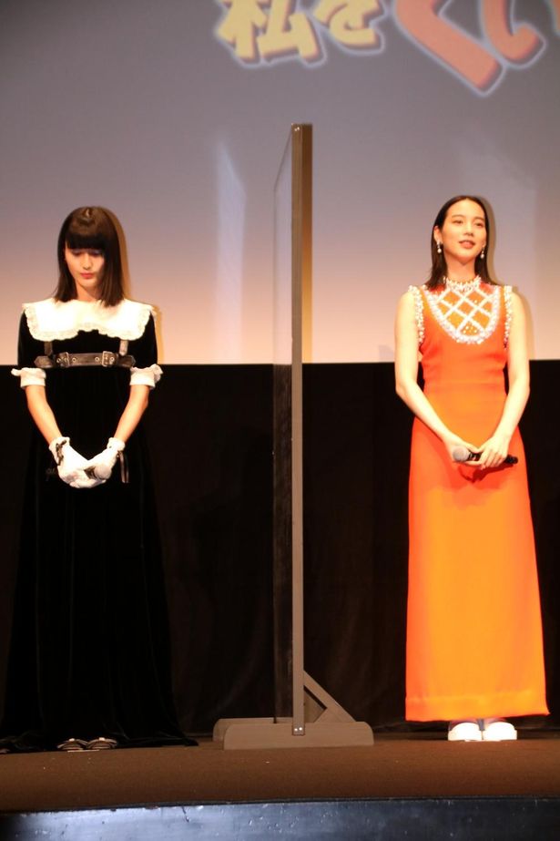 【写真を見る】のんと橋本愛の美しい全身ショット。ビーズで刺繍された胸元と、たっぷりのフリルがクラシカルなワンピース