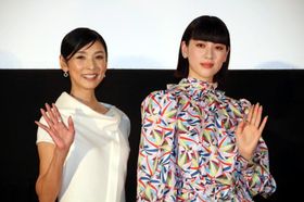 笑顔の三吉彩花と黒木瞳監督