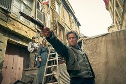 従来のミュージカルとは一線を画し、ストーリーに重点を置いたBBC版