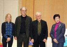 ロケーション・スーパーバイザーのジャニス・ポーリー、エグゼクティブ・プロデューサーのジョン・レッシャー、マイケル・マン監督、小池百合子都知事(左から)