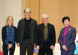 ロケーション・スーパーバイザーのジャニス・ポーリー、エグゼクティブ・プロデューサーのジョン・レッシャー、マイケル・マン監督、小池百合子都知事(左から)