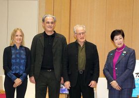 ロケーション・スーパーバイザーのジャニス・ポーリー、エグゼクティブ・プロデューサーのジョン・レッシャー、マイケル・マン監督、小池百合子都知事(左から)