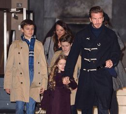 空港で撮影されたベッカム家のファッションに注目が集まっている