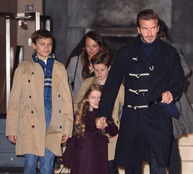 空港で撮影されたベッカム家のファッションに注目が集まっている