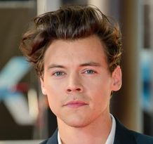 単独男性初の「VOGUE」表紙ファッションが大反響