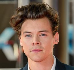 単独男性初の「VOGUE」表紙ファッションが大反響