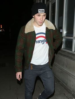 ブルックリン・ベッカムがスノーボードで鎖骨を折ってしまった