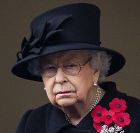 エリザベス女王、愛犬の死去で残るは一匹に…