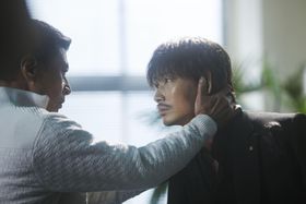 YouTubeで配信される番組「週刊ヤクザと家族」には、綾野剛も登場