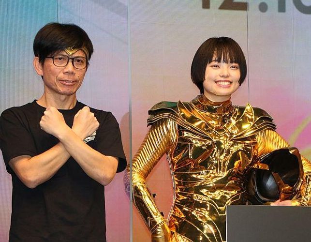 ぼる塾がワンダーウーマンのコスプレ！「思ったより似合ってる」とゴールドアーマー姿に自画自賛