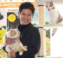 猫のシナモン＆ドロップも出席！