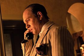 アル・カポネの最晩年を描く『カポネ』の場面写真と予告編が公開