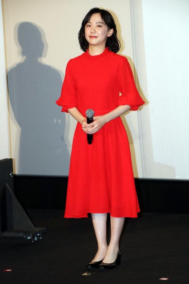 【写真を見る】芦田愛菜、真紅のワンピース姿の全身ショット