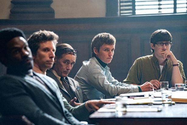 暴動の扇動容疑で逮捕された7人の裁判を描く、実話を映画化した『シカゴ7裁判』