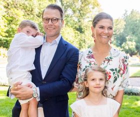 家族全員でプレゼントラッピングのボランティア