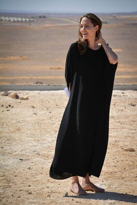 アンジェリーナがカンボジアで取材を受けた際、タランチュラの脚を食べた