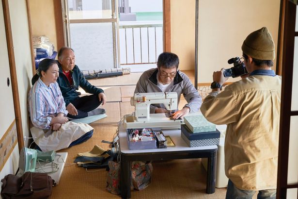 【写真を見る】刑務所で培ったミシンの技術 を披露する三上(役所広司)