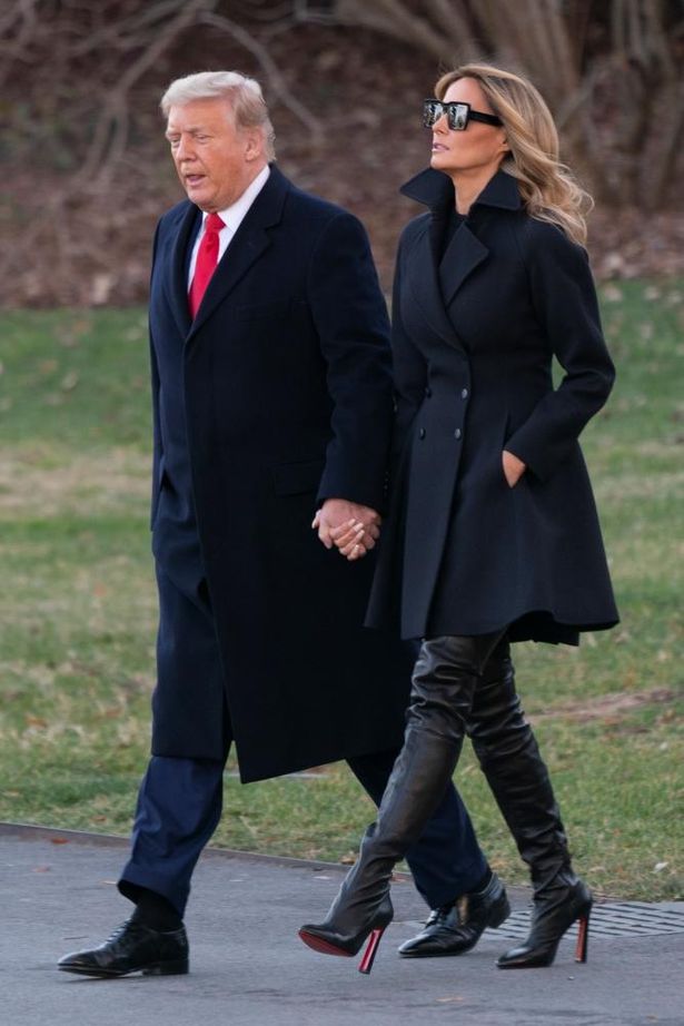 【写真を見る】トランプ大統領＆メラニア夫人が手を繋いでラブラブアピール！離婚説を一蹴か