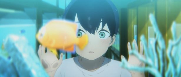 夢中になって魚を見つめる幼い恒夫