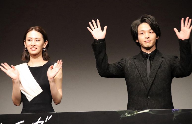 同い年の2人が『ファーストラヴ』で初共演！中村倫也＆北川景子、声を揃えて「窪塚さんはカリスマ」